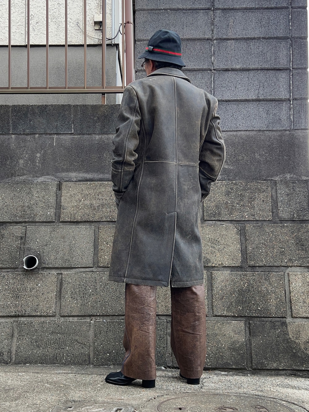 ブラウン系のその他アウター、ブラウン系のデニムパンツ、ブラック系のブーツを着用したメンズの冬コーディネートの2枚目の写真