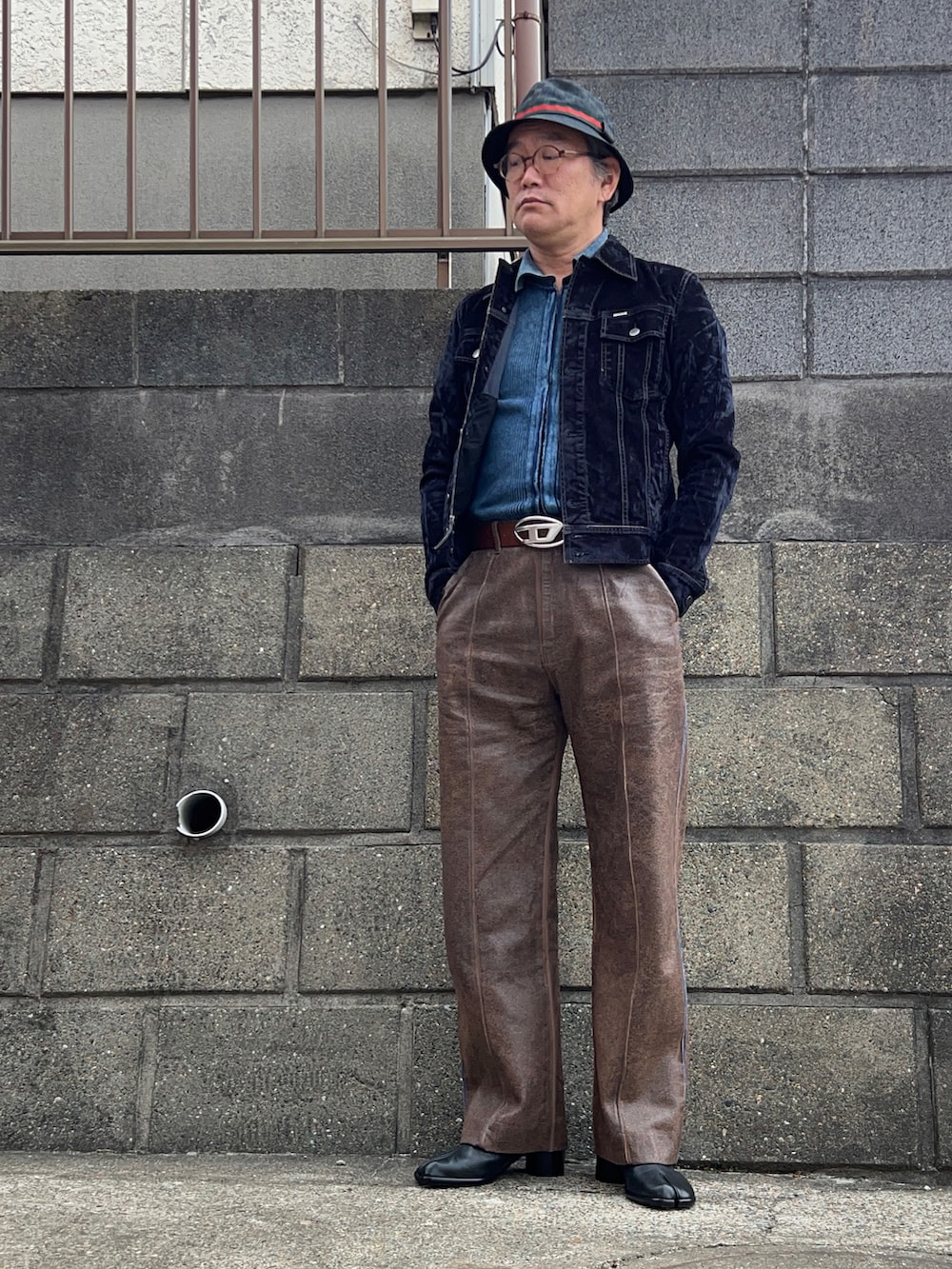 ブラウン系のその他アウター、ブラウン系のデニムパンツ、ブラック系のブーツを着用したメンズの冬コーディネートの3枚目の写真