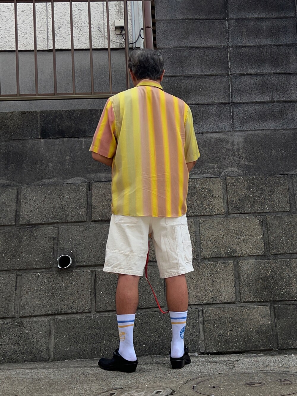 イエロー系のシャツ/ブラウス、ホワイト系のデニムパンツ、ホワイト系のソックス/靴下を着用したメンズの夏コーディネートの2枚目の写真