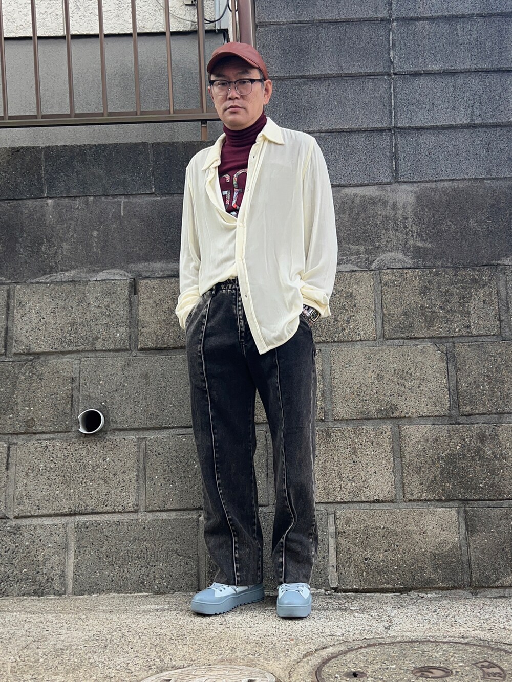 イエロー系のシャツ/ブラウス、ブラック系のデニムパンツ、グレー系のスニーカーを着用したメンズの冬コーディネートの3枚目の写真