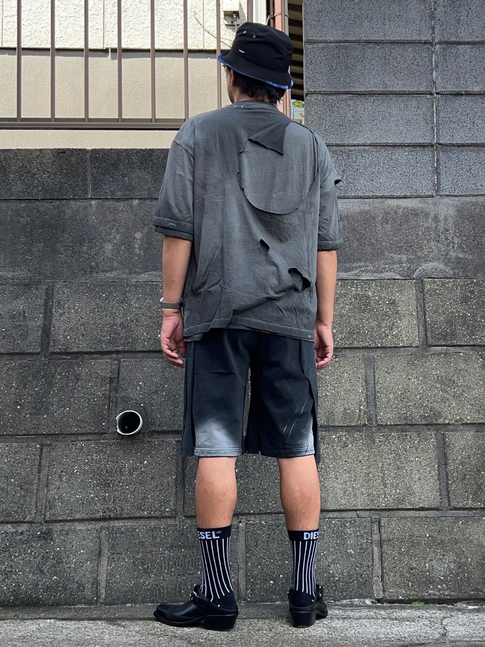 ブラック系のTシャツ/カットソー、ブラック系のパンツ、ブラック系のその他シューズを着用したメンズの夏コーディネートの2枚目の写真