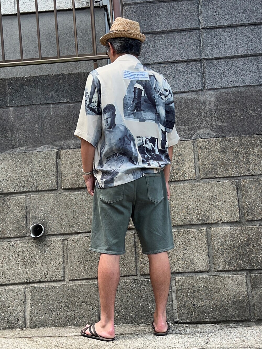 ホワイト系のシャツ/ブラウス、グリーン系のデニムパンツを着用したメンズの夏コーディネートの2枚目の写真