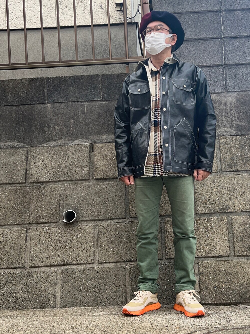 ホワイト系のスニーカー、ブラック系のジャケット/アウター、その他のブルゾンを着用したメンズの冬コーディネートの3枚目の写真