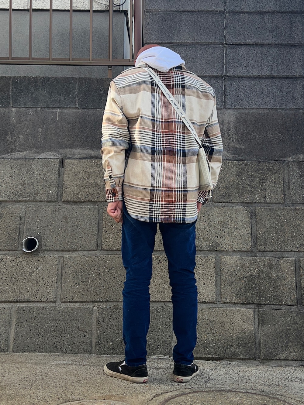 ホワイト系のパーカー、その他のバッグ、その他のブルゾンを着用したメンズの秋コーディネートの2枚目の写真