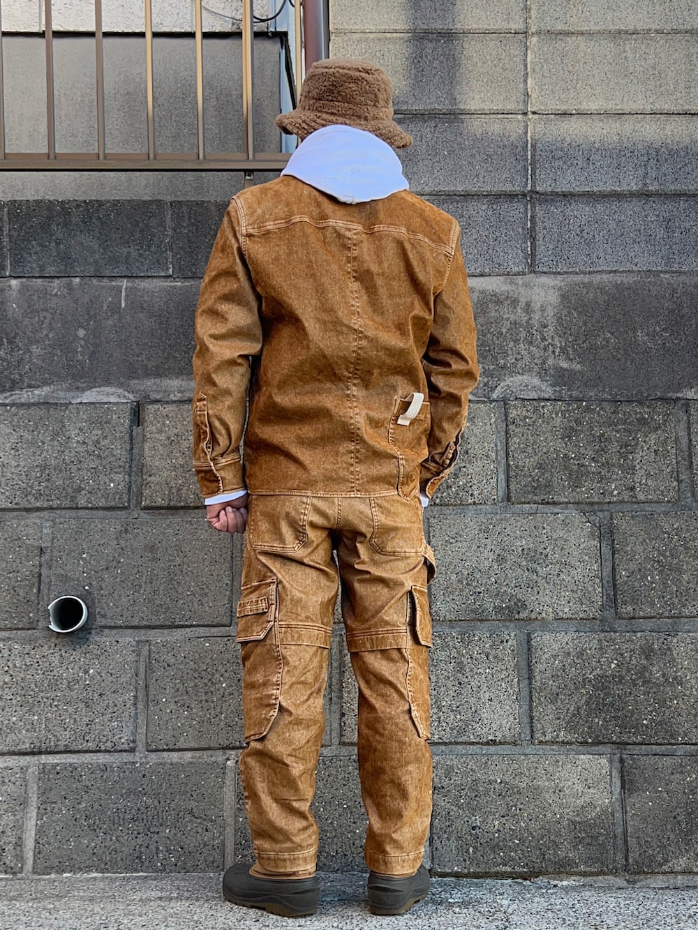 ブラウン系のシャツ/ブラウス、ブラウン系のデニムパンツ、ホワイト系のパーカーを着用したメンズの秋コーディネートの2枚目の写真