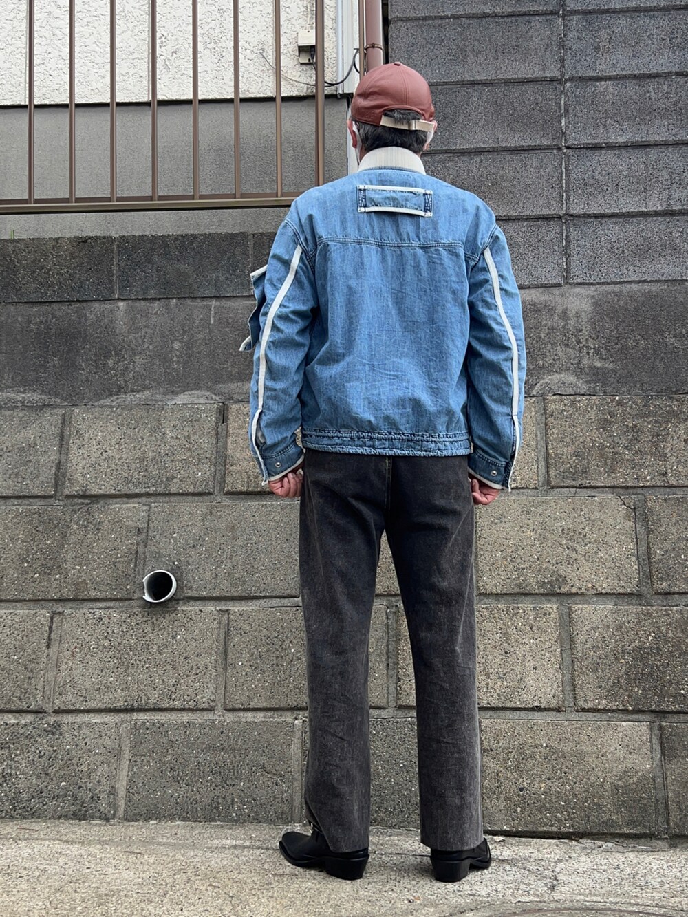 ブルー系のMA-1、ブラック系のデニムパンツ、ブラック系のその他シューズを着用したメンズの春コーディネートの2枚目の写真