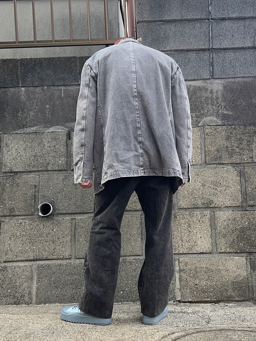 イエロー系のシャツ/ブラウス、ブラック系のデニムパンツ、グレー系のスニーカーを着用したメンズの冬コーディネートの2枚目の写真