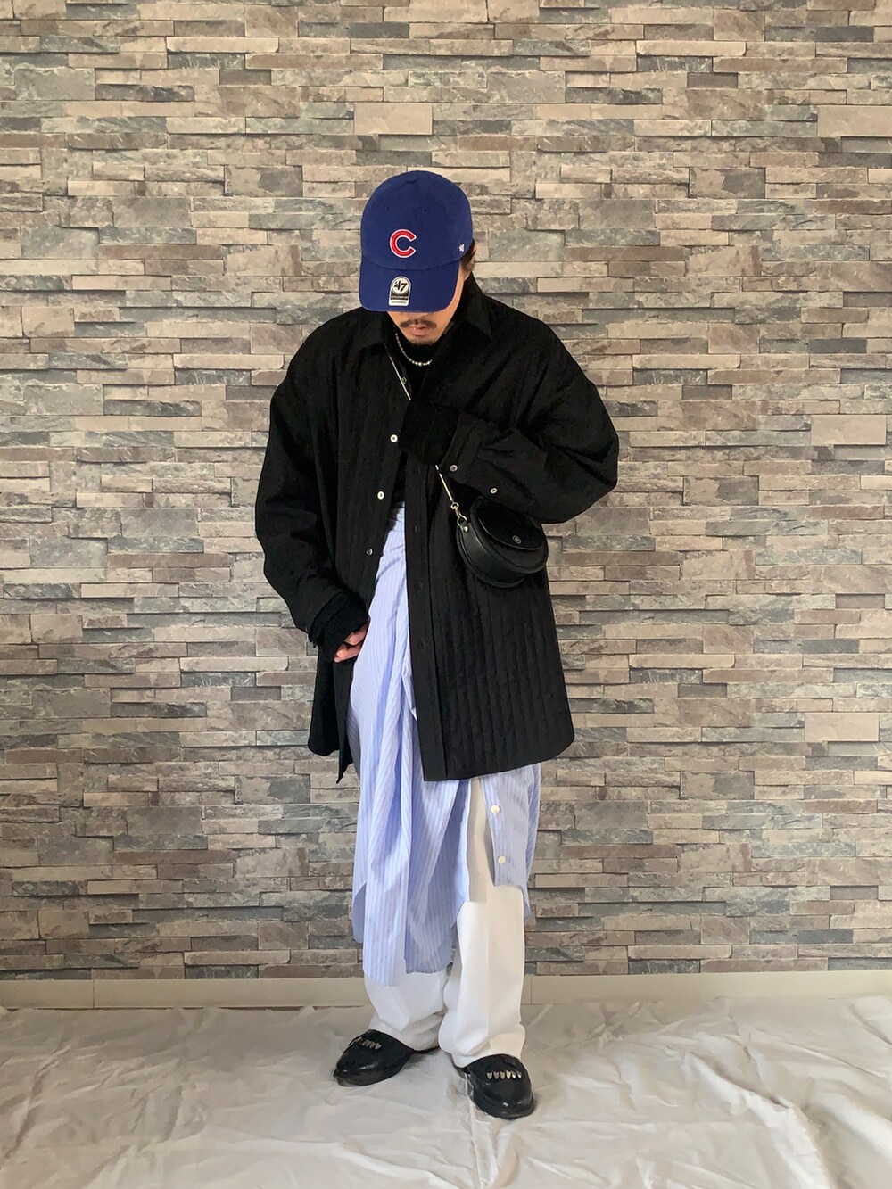 ブラック系のシャツ/ブラウス、ブラック系のニット/セーター、ブルー系のシャツ/ブラウスを着用したメンズの冬コーディネートの4枚目の写真