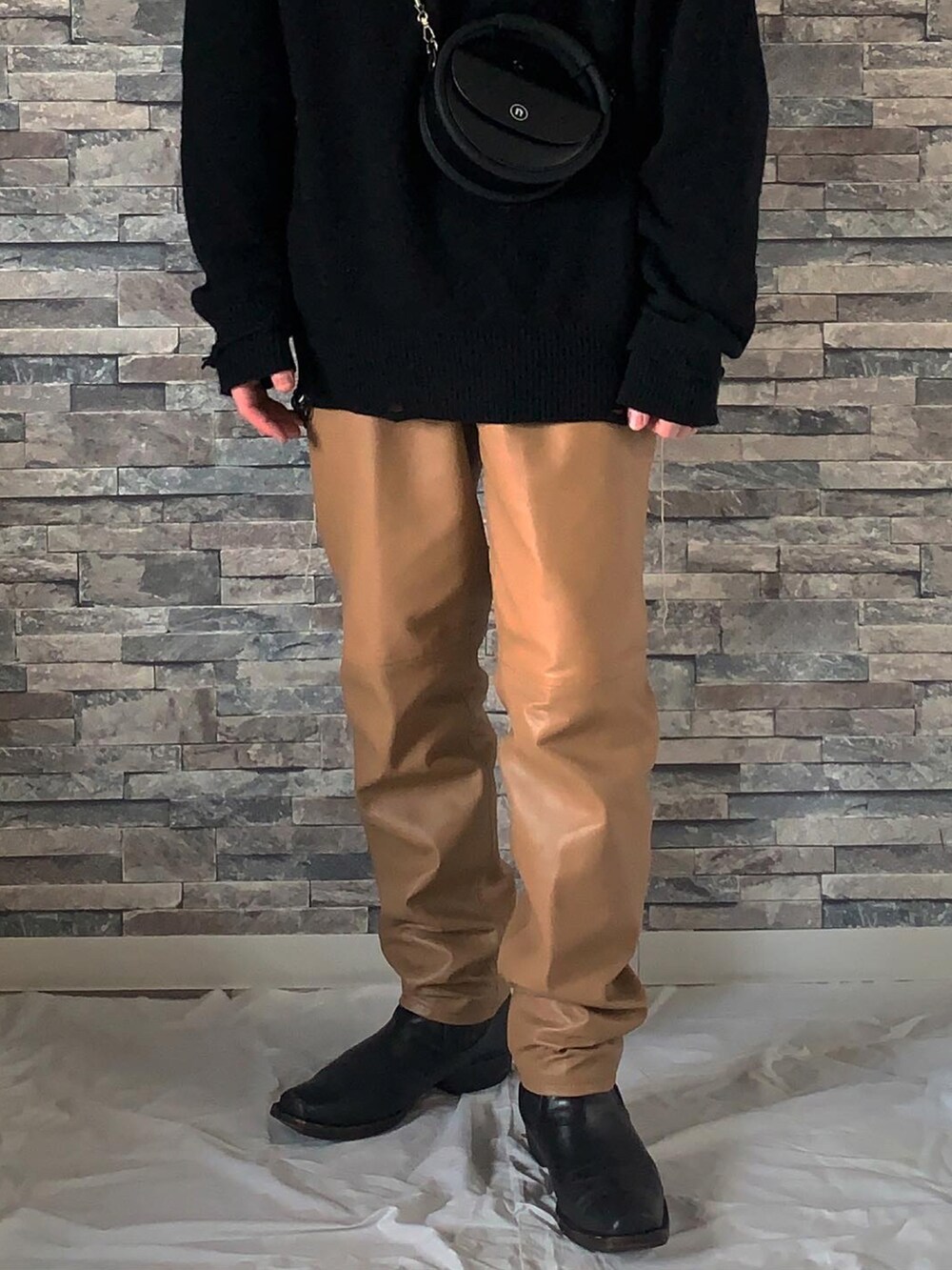 「ダメージニット、バケハ、レザーパンツ、モード、ビッグシルエット、ニットコーデ、テーパードパンツ、90's、革靴、リトルビッグ、トーガ」｜「solarishatmakersのアイテム（ハット、ブラック系）」を使った、yusukeさん（メンズ・170cm）の冬コーディネートの3枚目の写真