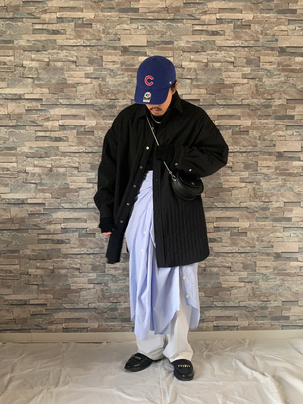 ブラック系のシャツ/ブラウス、ブラック系のニット/セーター、ブルー系のシャツ/ブラウスを着用したメンズの冬コーディネートの3枚目の写真