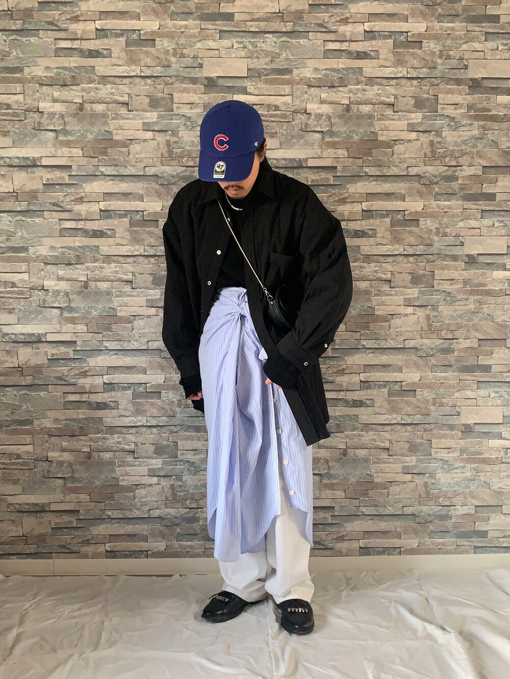 ブラック系のシャツ/ブラウス、ブラック系のニット/セーター、ブルー系のシャツ/ブラウスを着用したメンズの冬コーディネートの2枚目の写真