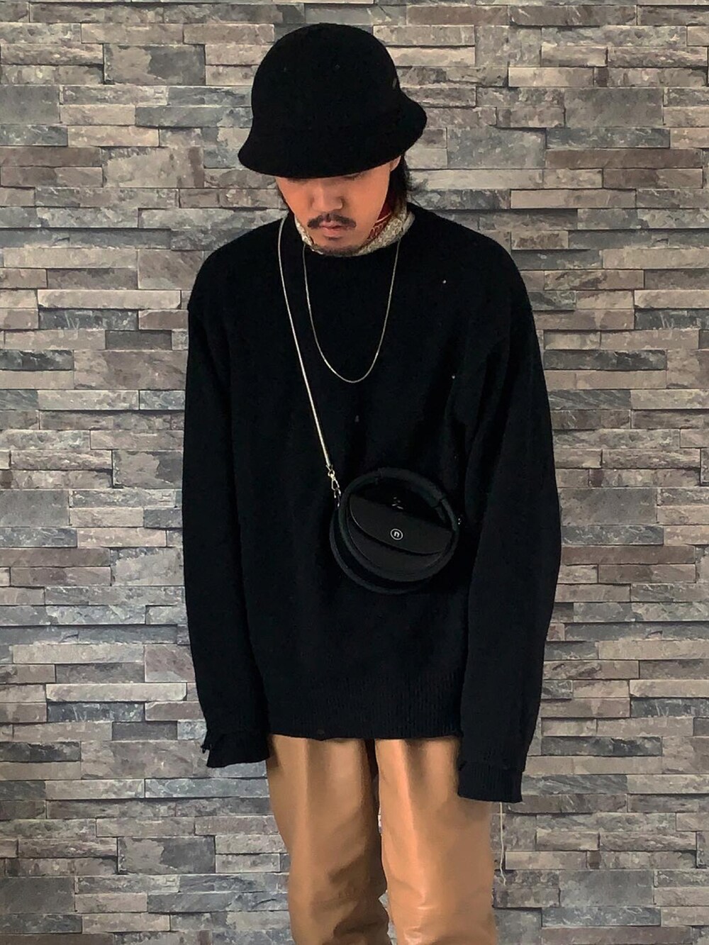 「ダメージニット、バケハ、レザーパンツ、モード、ビッグシルエット、ニットコーデ、テーパードパンツ、90's、革靴、リトルビッグ、トーガ」｜「solarishatmakersのアイテム（ハット、ブラック系）」を使った、yusukeさん（メンズ・170cm）の冬コーディネートの2枚目の写真
