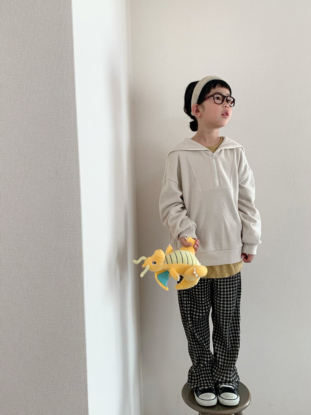 ベージュ系のその他パンツ、ベージュ系のトップスを着用したキッズの冬コーディネートの2枚目の写真