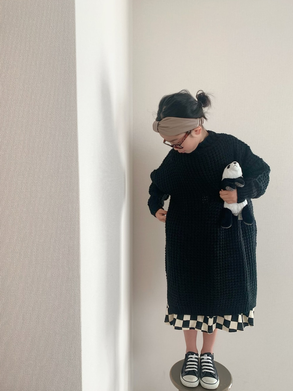 ブラック系のスニーカー、ブラック系のワンピース、ブラック系のワンピース/ドレスを着用したキッズの冬コーディネートの2枚目の写真