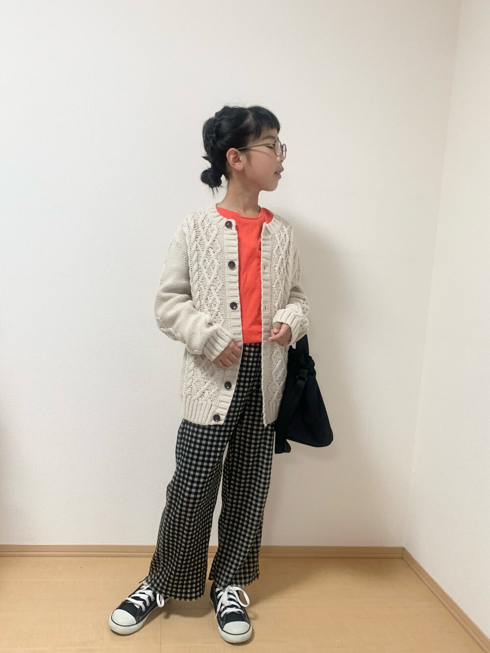 「キッズコーデ、キッズファッション、カーディガン、リブパンツ、チェック、コンバース、小学生、おしゃれさんと繋がりたい」｜「LOWRYS FARMのｓｅｌｆｃｕｔプリーツパンツ　926804（その他パンツ、ベージュ系）」を使った、momono13さん（キッズ・130cm）の秋コーディネートの2枚目の写真