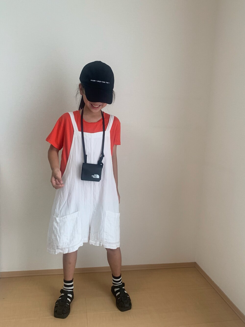 ホワイト系のオールインワン・サロペット、レッド系のTシャツ/カットソーを着用したキッズの夏コーディネートの2枚目の写真