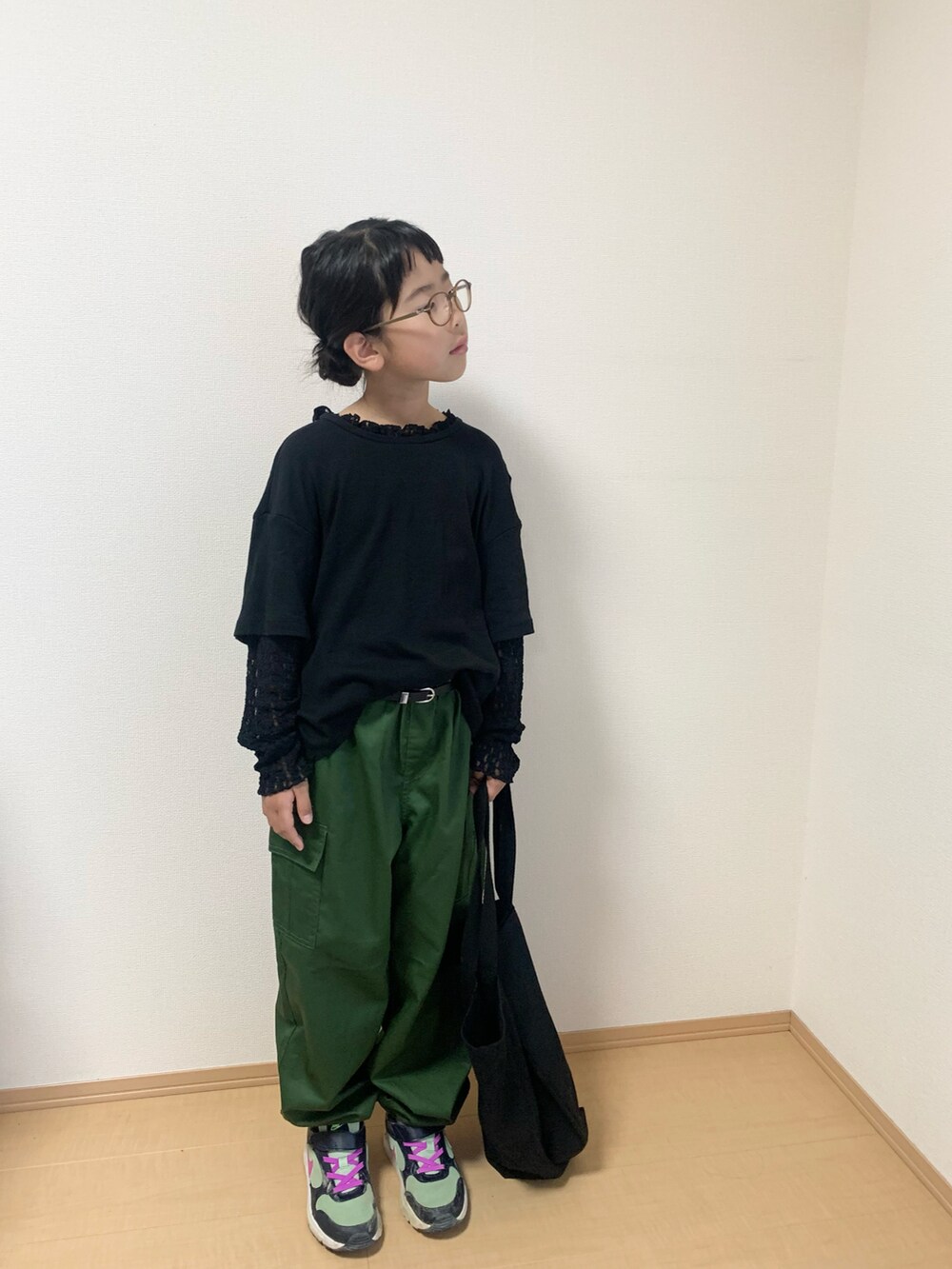 グリーン系のスニーカー、グリーン系のカーゴパンツ、ブラック系のTシャツ/カットソーを着用したキッズの秋コーディネートの2枚目の写真