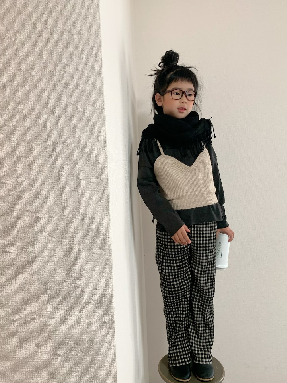 ベージュ系のその他パンツ、ブラック系のシューズ、ベージュ系のキャミソールを着用したキッズの秋コーディネートの2枚目の写真