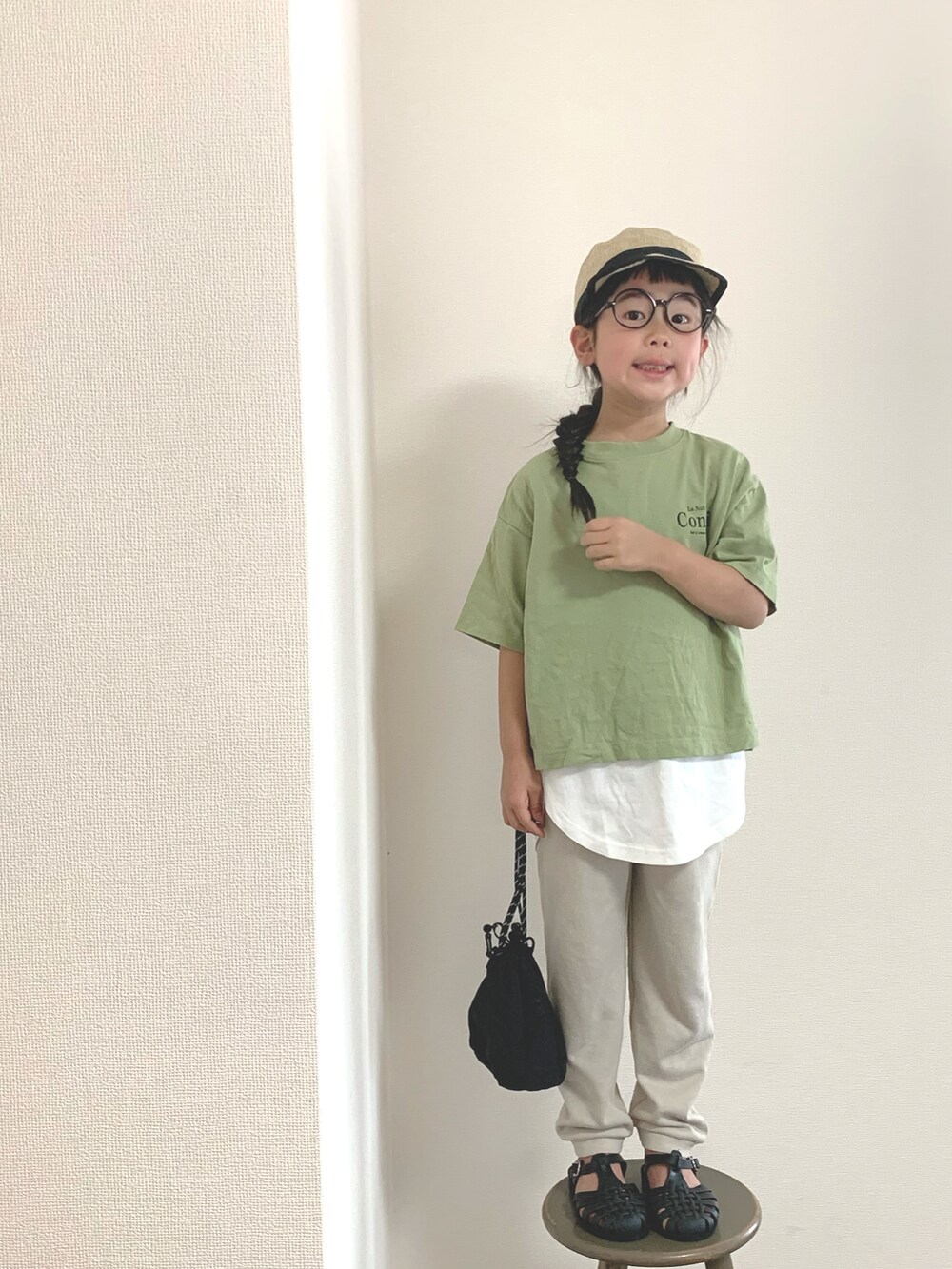 ブラック系のサンダル、ベージュ系のスウェットパンツ、グリーン系のTシャツ/カットソーを着用したキッズの春コーディネートの3枚目の写真