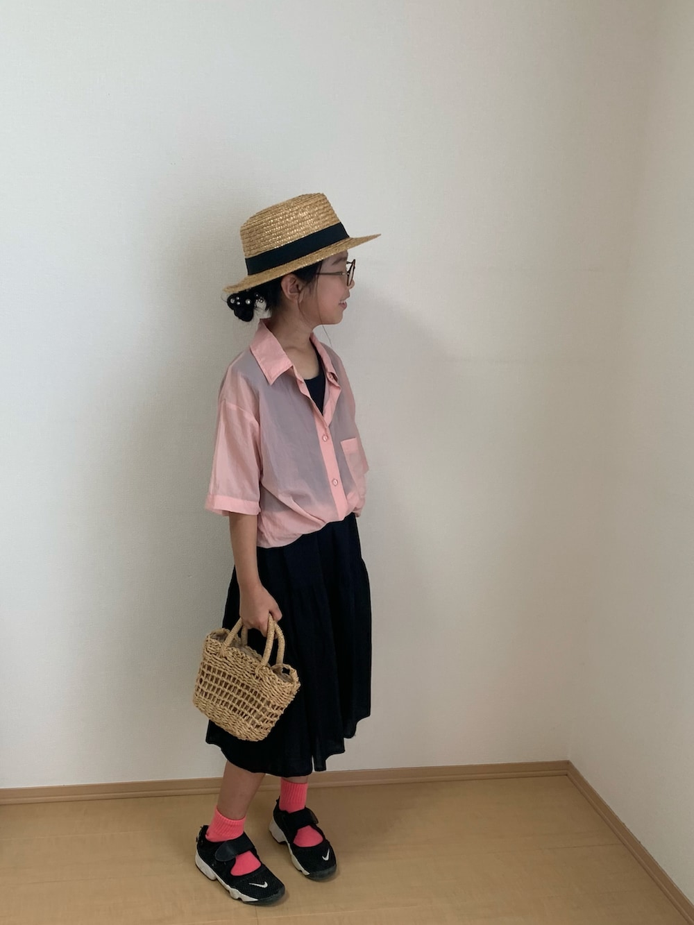 ブラック系のワンピース、ブラック系のスニーカー、ピンク系のシャツ/ブラウスを着用したキッズの夏コーディネートの2枚目の写真