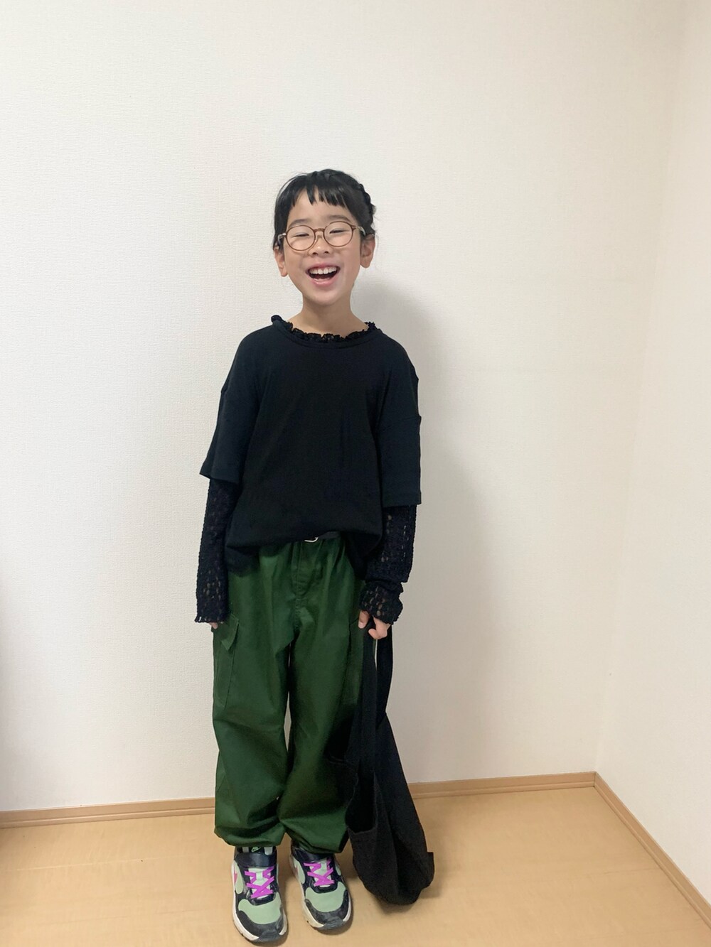グリーン系のスニーカー、グリーン系のカーゴパンツ、ブラック系のTシャツ/カットソーを着用したキッズの秋コーディネートの3枚目の写真