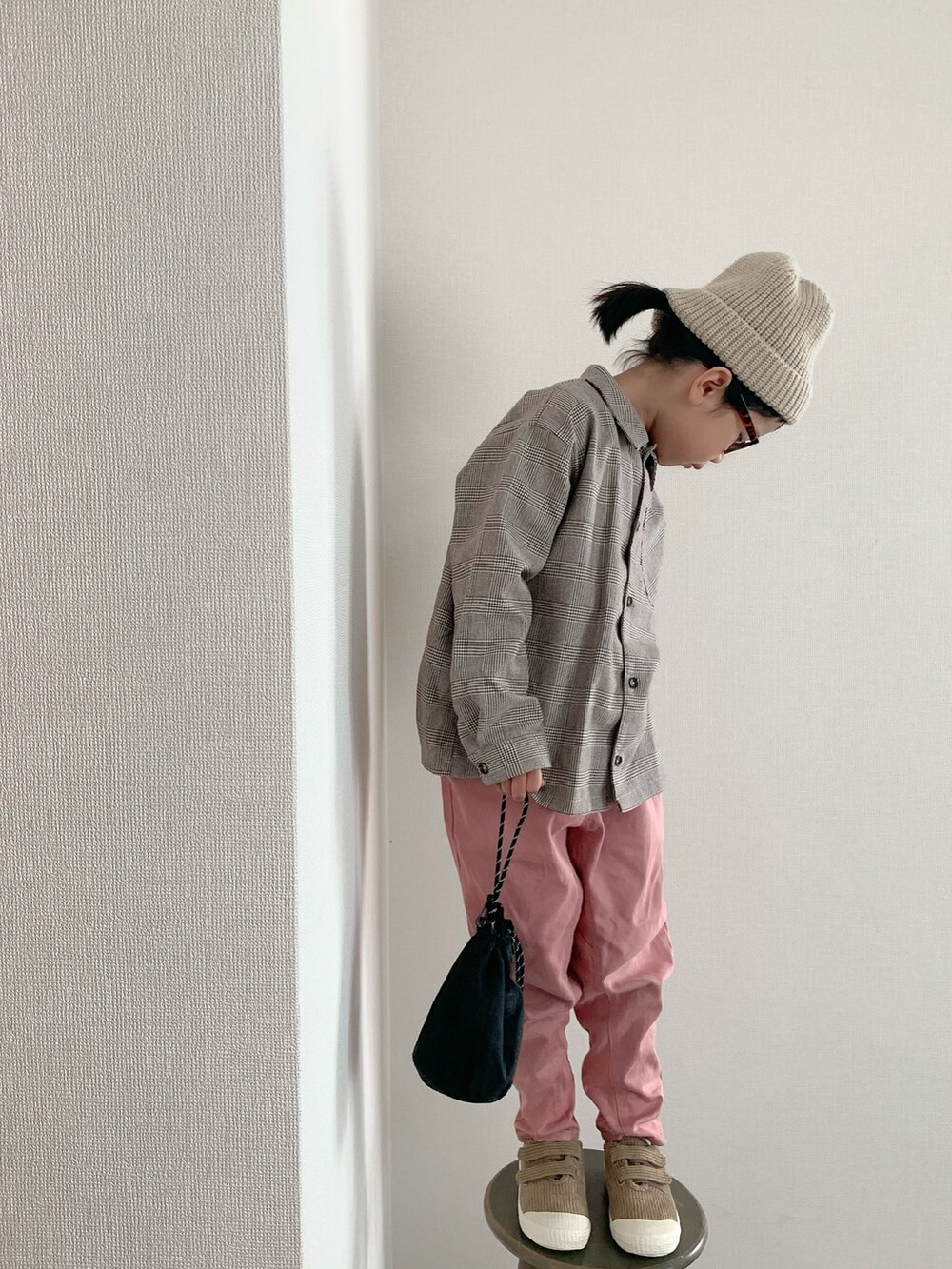 ピンク系のその他パンツ、ブラウン系のスニーカー、ブラック系のポーチを着用したキッズの秋コーディネートの3枚目の写真