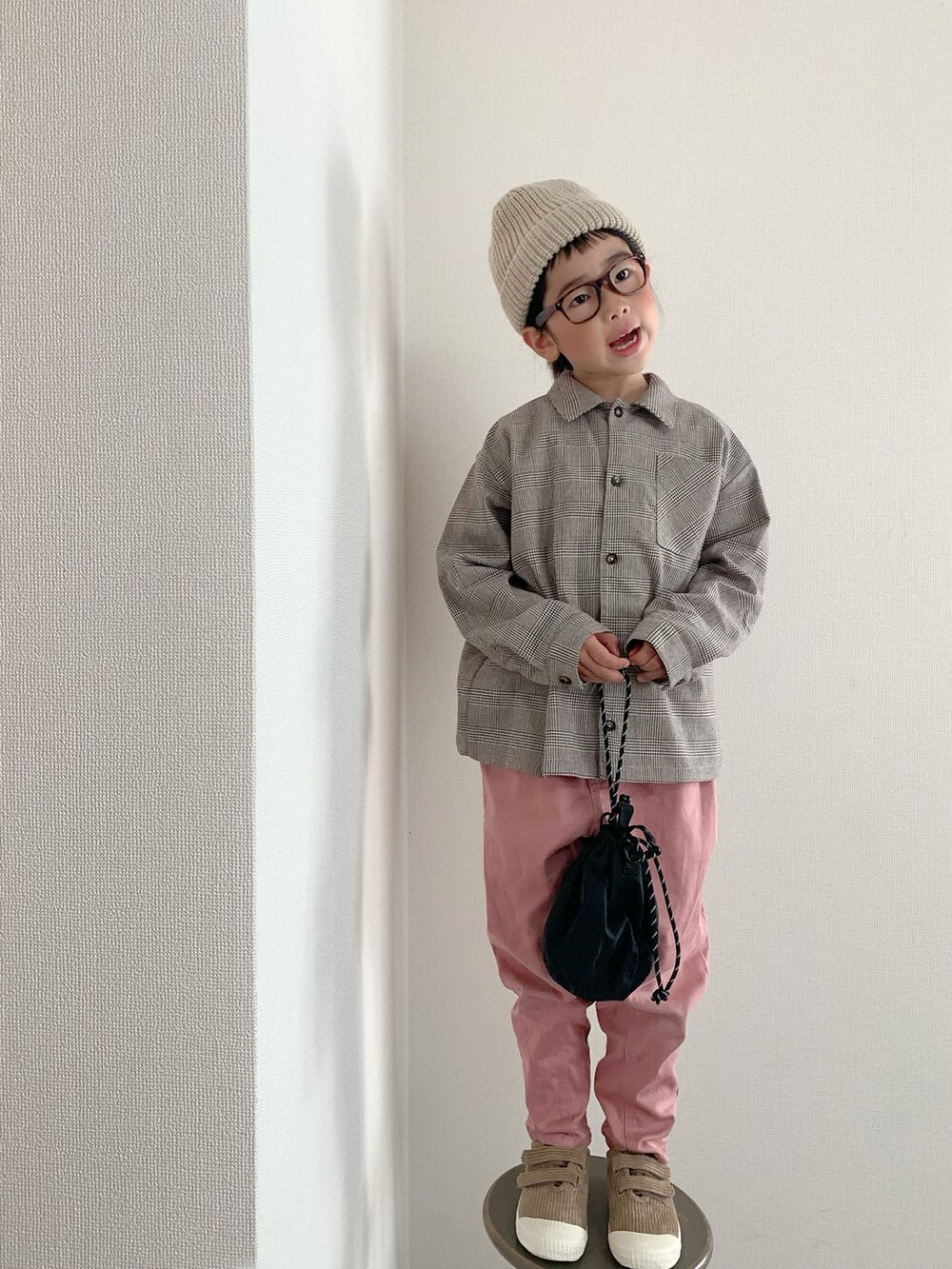 ピンク系のその他パンツ、ブラウン系のスニーカー、ブラック系のポーチを着用したキッズの秋コーディネートの2枚目の写真