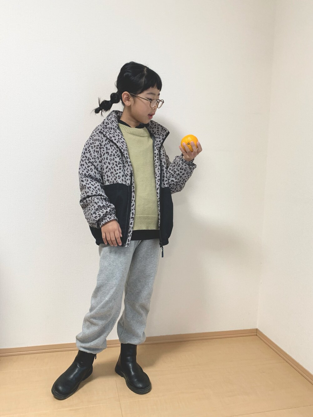 「グレー、スウエット、ブーツ、ウィンドブレーカー、おしゃれさんと繋がりたい、小学生、キッズファッション、キッズコーデ、冬コーデ、プチプラ」｜「monmimiのアイテム（パンツ、グレー系）」を使った、momono13さん（キッズ・130cm）の秋コーディネートの3枚目の写真