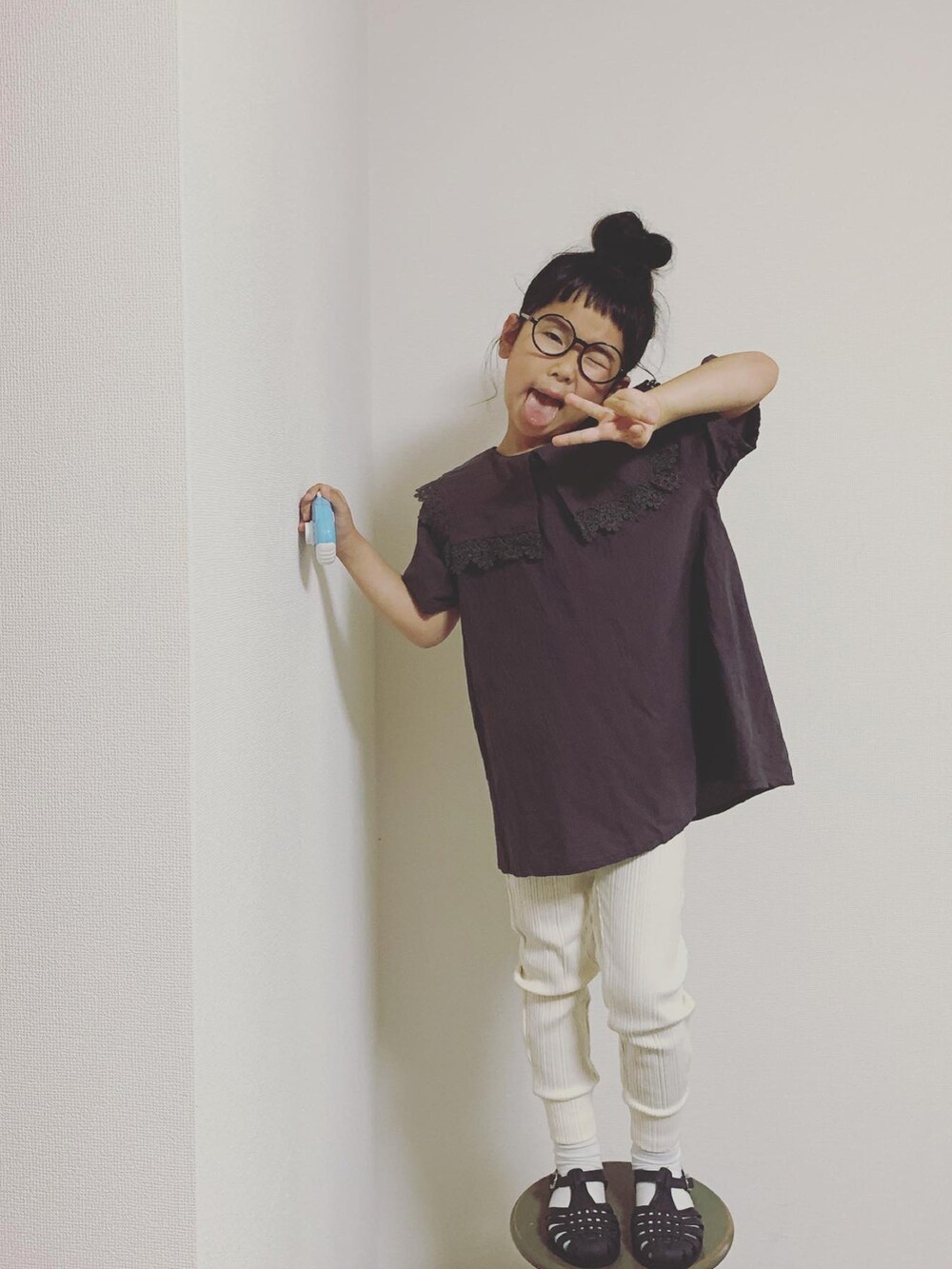 ベージュ系のスウェットパンツ、ブラック系のサンダル、ブラック系のシャツ/ブラウスを着用したキッズの夏コーディネートの3枚目の写真