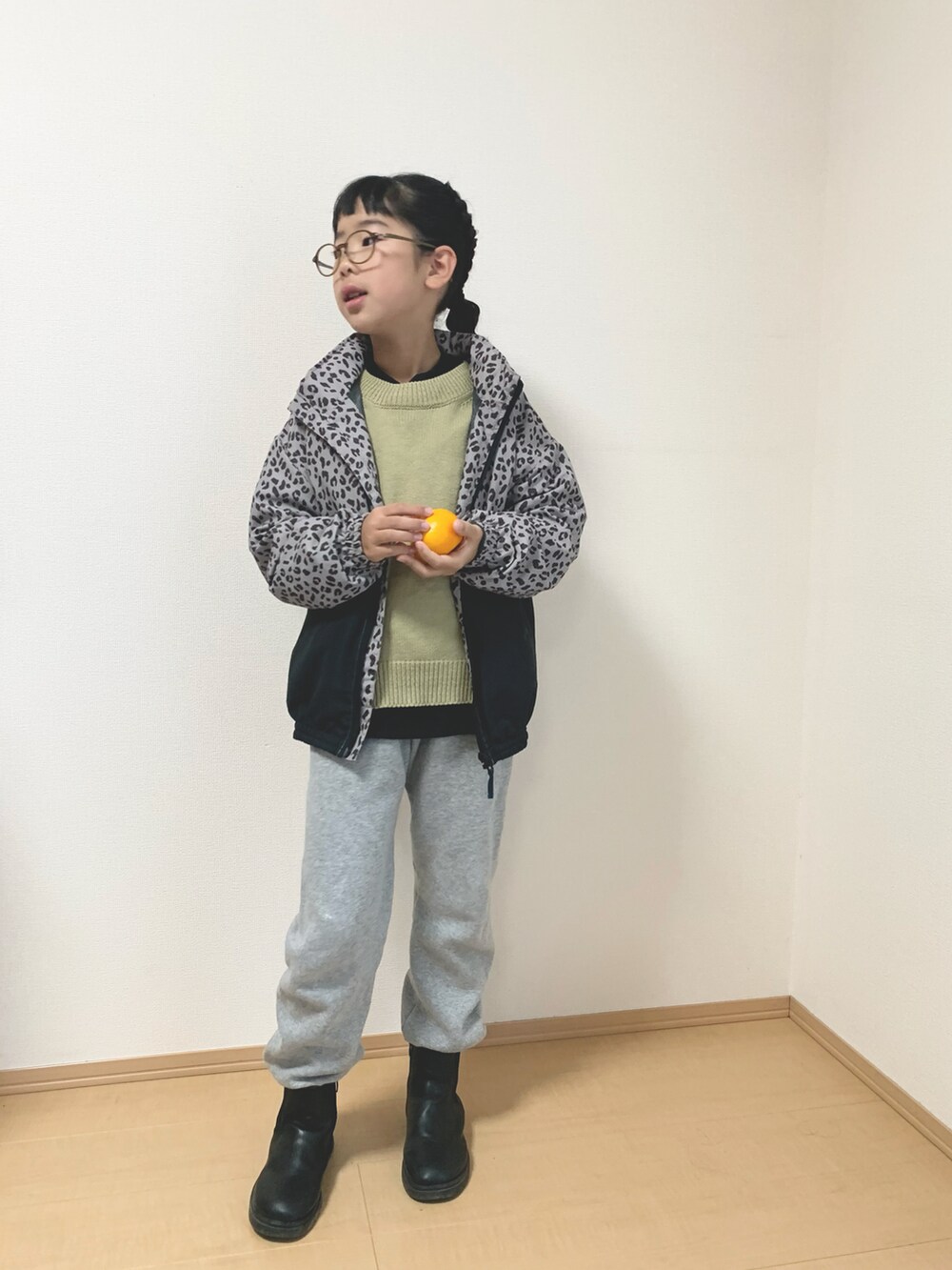 「グレー、スウエット、ブーツ、ウィンドブレーカー、おしゃれさんと繋がりたい、小学生、キッズファッション、キッズコーデ、冬コーデ、プチプラ」｜「monmimiのアイテム（パンツ、グレー系）」を使った、momono13さん（キッズ・130cm）の秋コーディネートの2枚目の写真