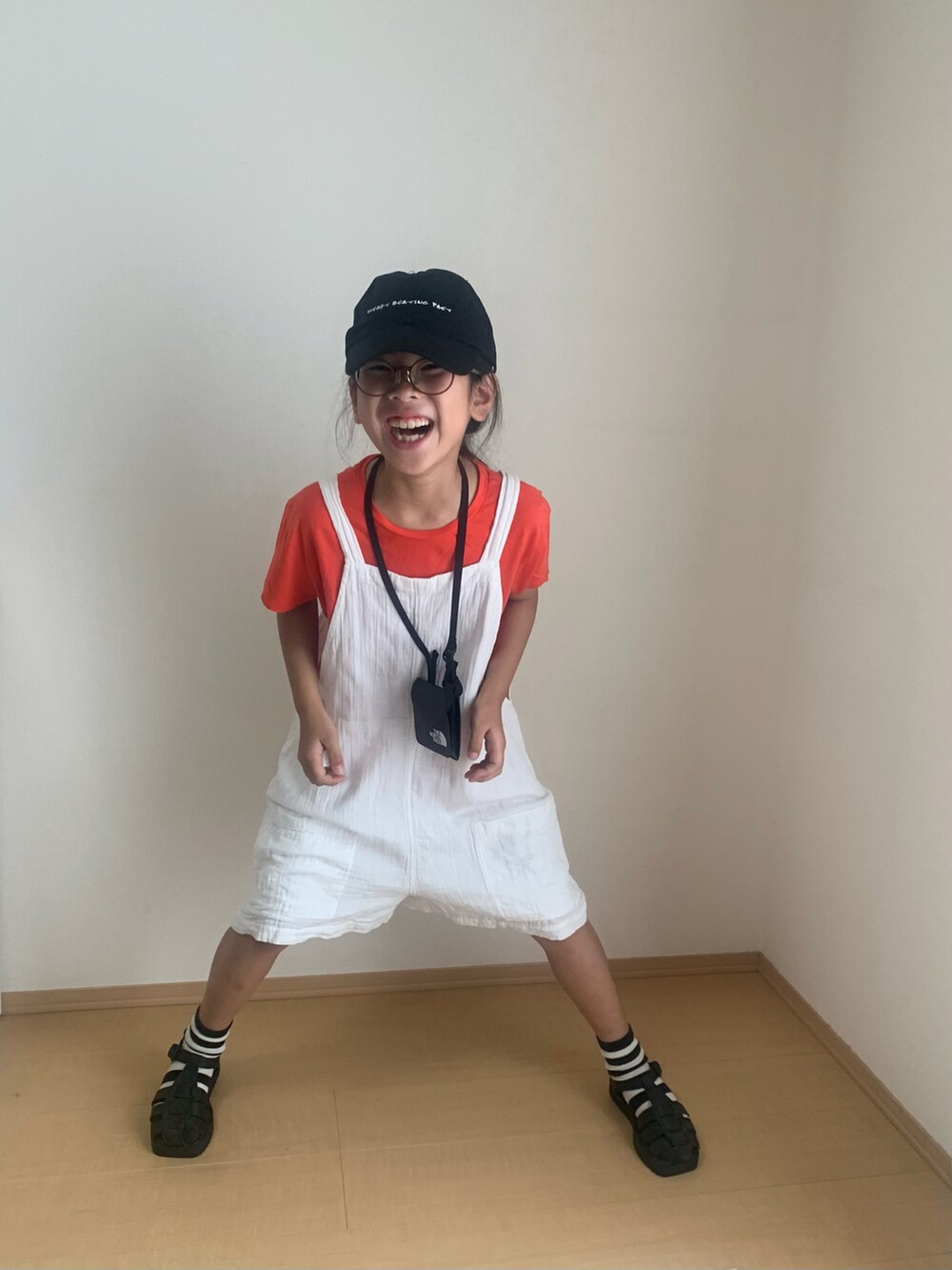 ホワイト系のオールインワン・サロペット、レッド系のTシャツ/カットソーを着用したキッズの夏コーディネートの3枚目の写真