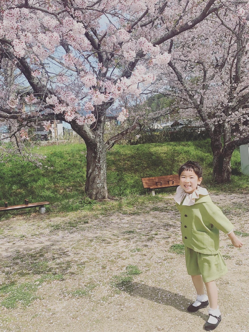 ホワイト系のランドセル、ホワイト系のTシャツ/カットソー、グリーン系のその他パンツを着用したキッズの春コーディネートの2枚目の写真