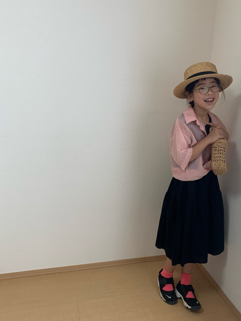 ブラック系のワンピース、ブラック系のスニーカー、ピンク系のシャツ/ブラウスを着用したキッズの夏コーディネートの3枚目の写真