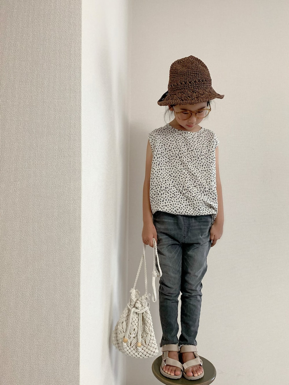 ホワイト系のTシャツ/カットソー、ブラック系のデニムパンツ、ホワイト系のバッグを着用したキッズの夏コーディネートの2枚目の写真