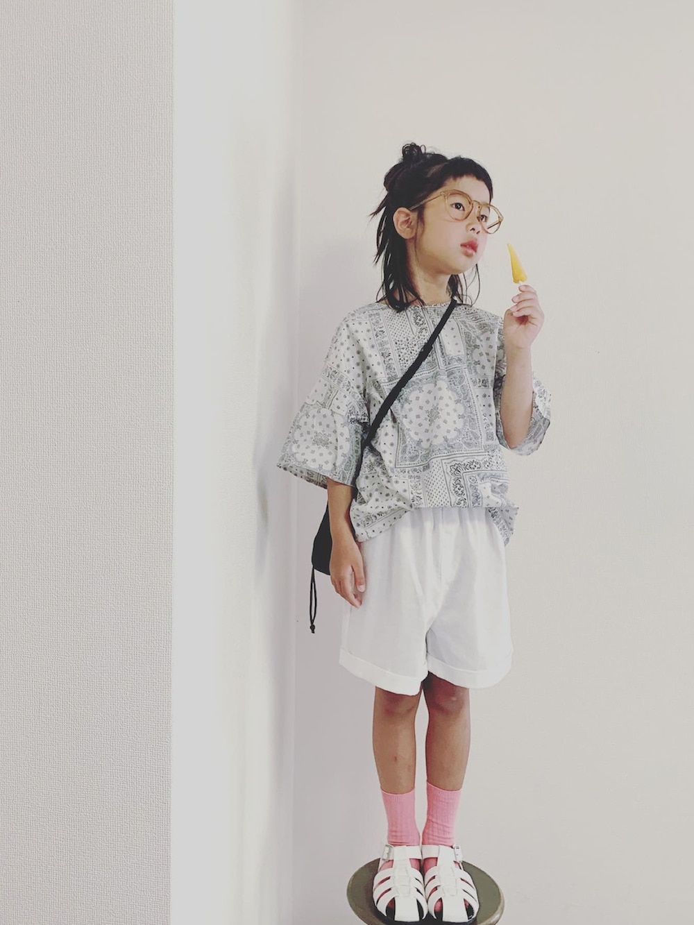 ホワイト系のサンダル、ブラック系のパンツ、ホワイト系のシャツ/ブラウスを着用したキッズの夏コーディネートの2枚目の写真