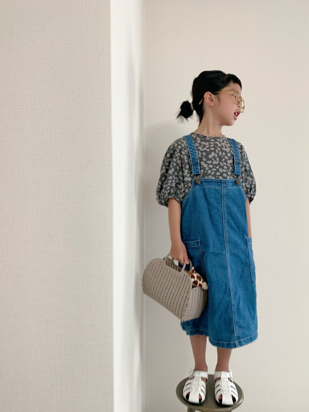 ブルー系のワンピース、ホワイト系のサンダル、ブラック系のトップスを着用したキッズの夏コーディネートの2枚目の写真