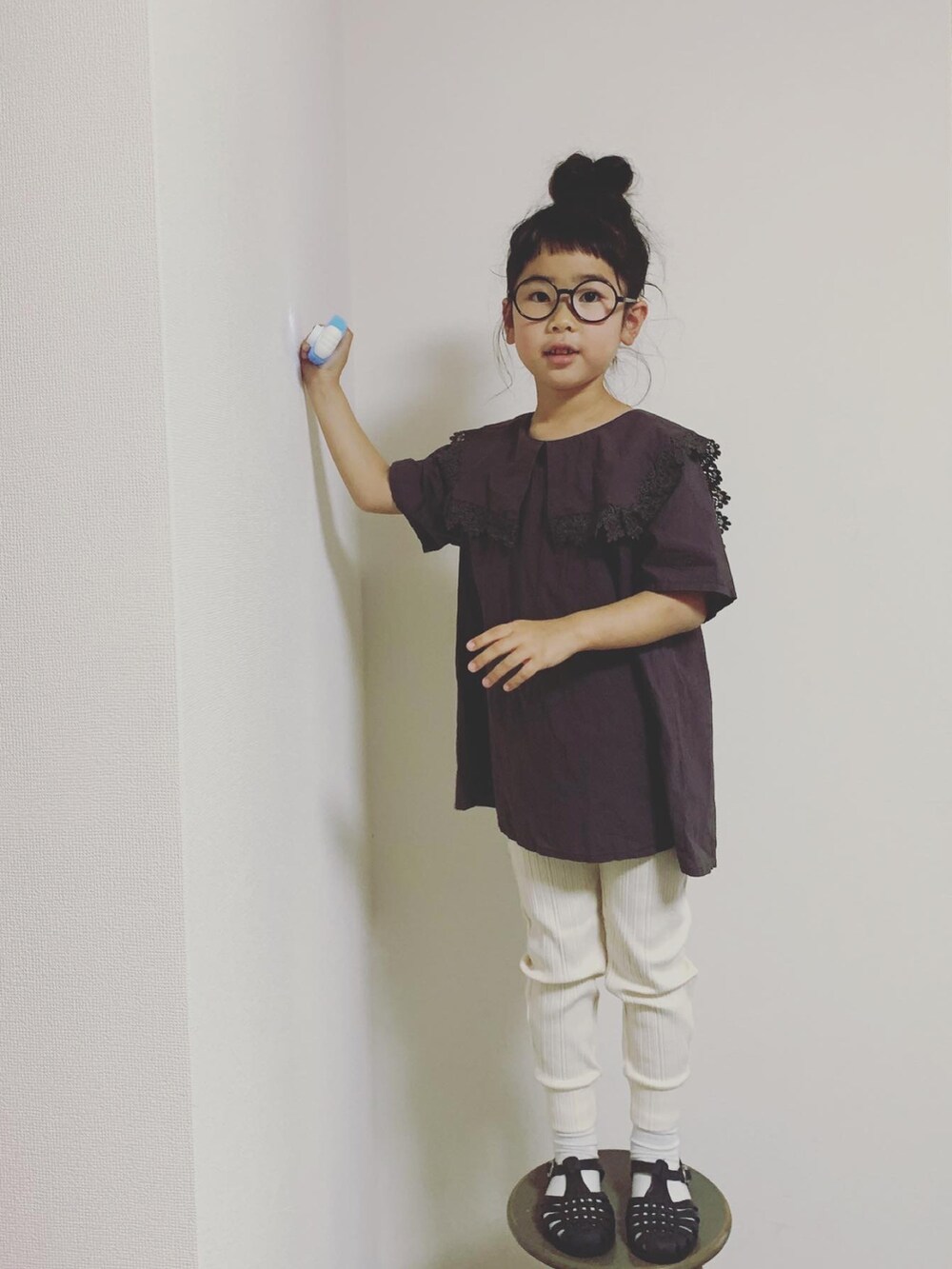 ベージュ系のスウェットパンツ、ブラック系のサンダル、ブラック系のシャツ/ブラウスを着用したキッズの夏コーディネートの2枚目の写真