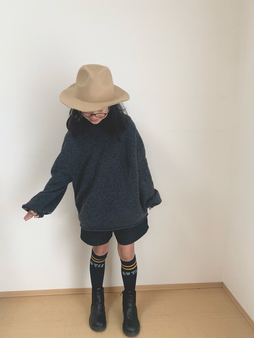 ブラック系のパンツ、グレー系のニット/セーターを着用したキッズの秋コーディネートの2枚目の写真