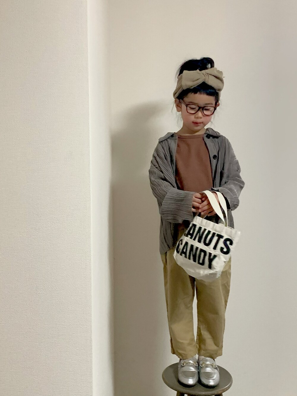 ベージュ系のチノパンツ、グレー系のシャツ/ブラウス、シルバー系のローファーを着用したキッズの冬コーディネートの2枚目の写真