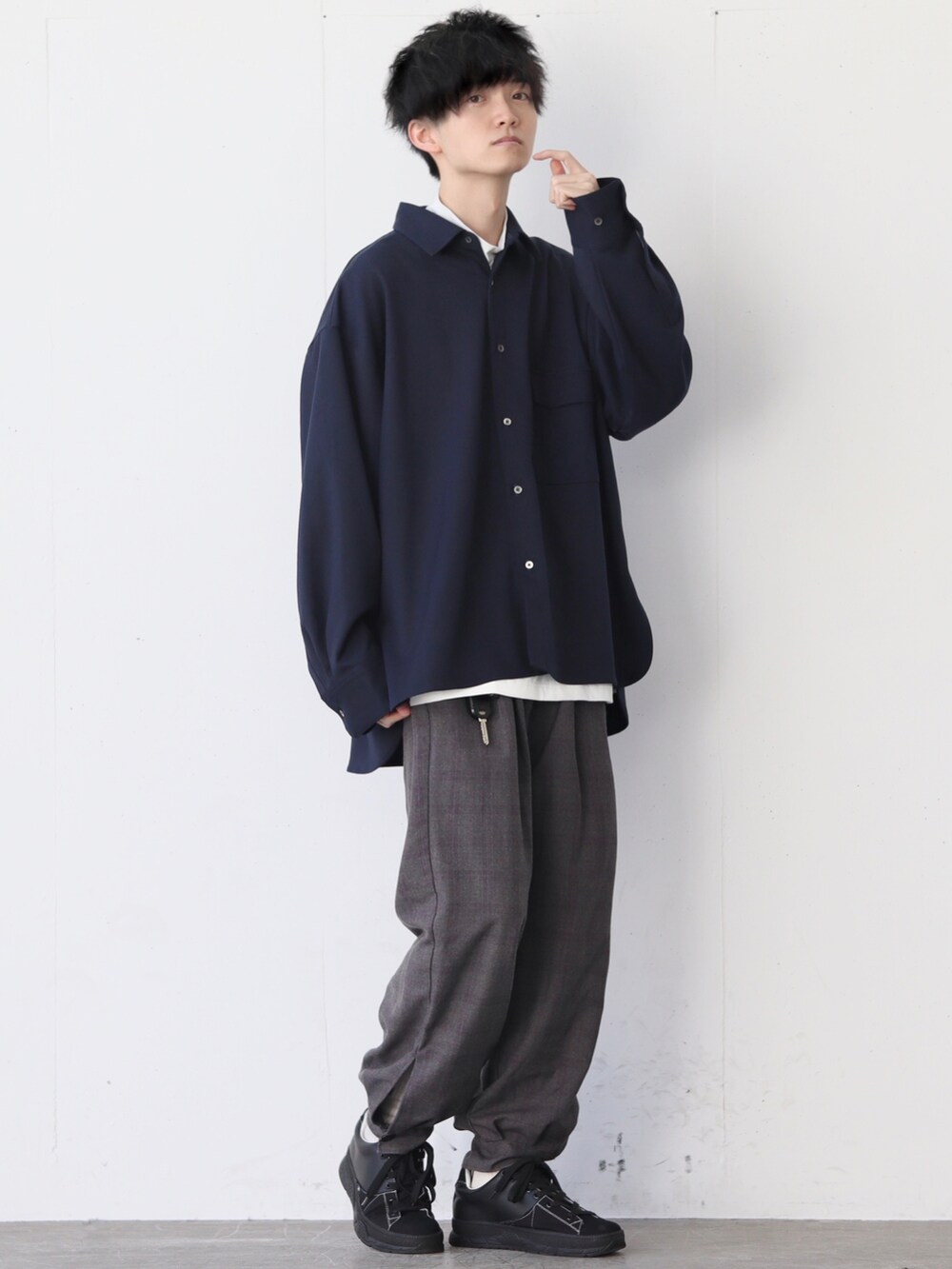 ブルー系のシャツ/ブラウス、ホワイト系のTシャツ/カットソー、その他のその他パンツを着用したメンズの冬コーディネートの2枚目の写真