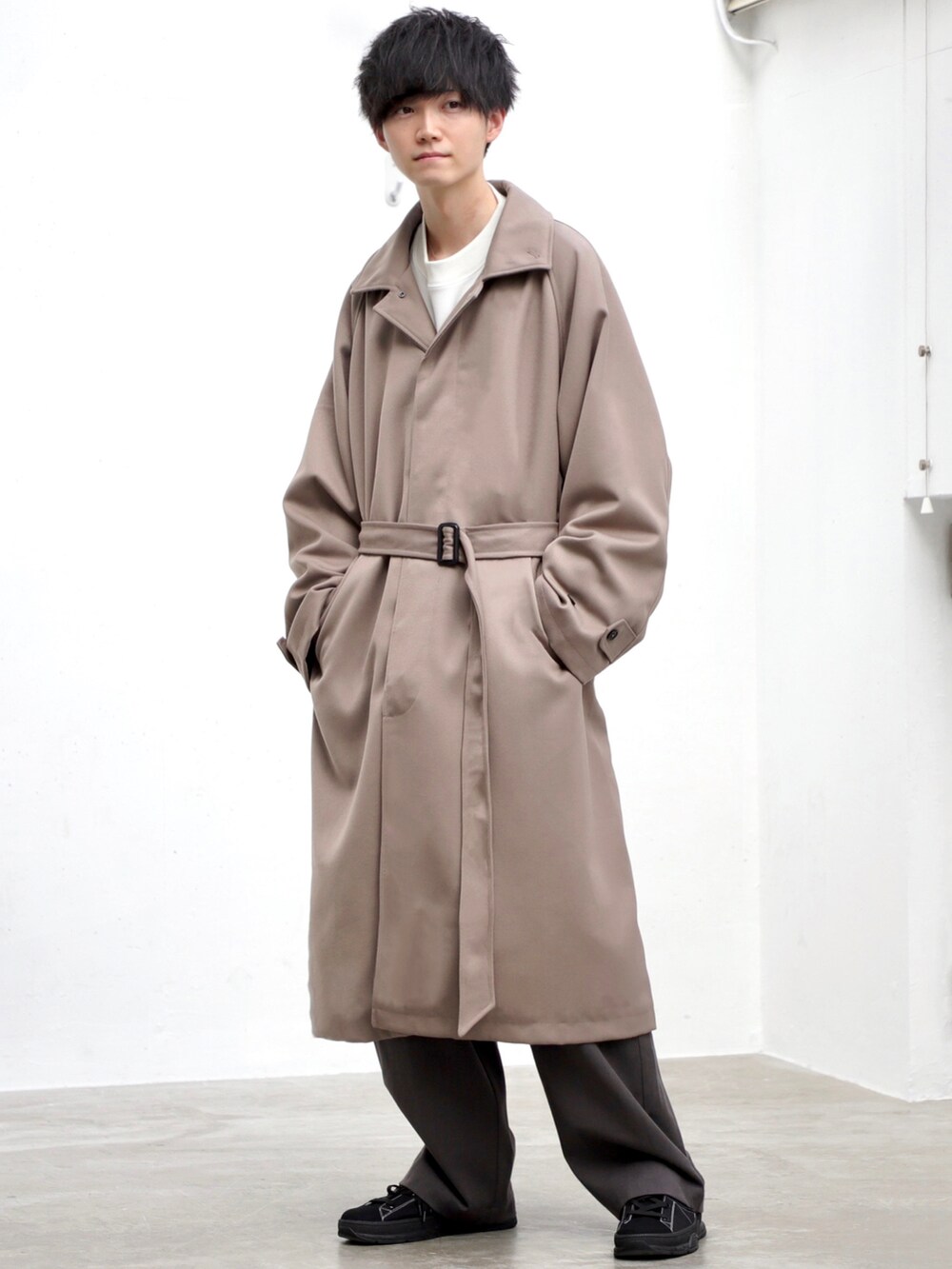 ホワイト系のスウェット、ブラック系のショルダーバッグ、ホワイト系のパンツを着用したメンズの秋コーディネートの3枚目の写真