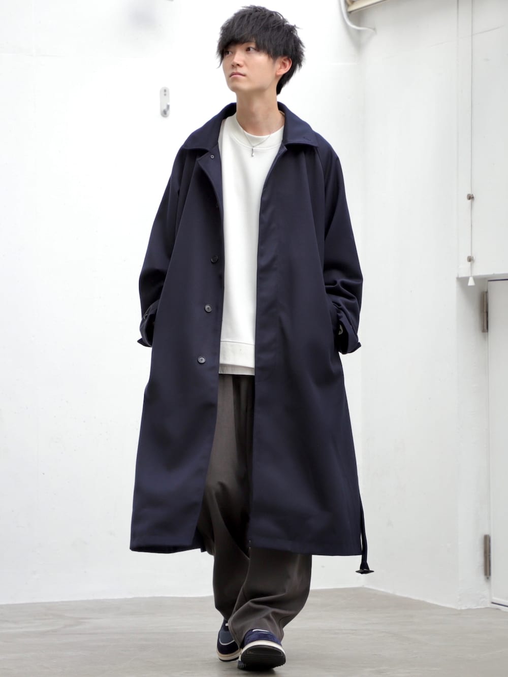 ブルー系のその他アウター、ホワイト系のスウェット、グレー系のその他パンツを着用したメンズの冬コーディネートの3枚目の写真