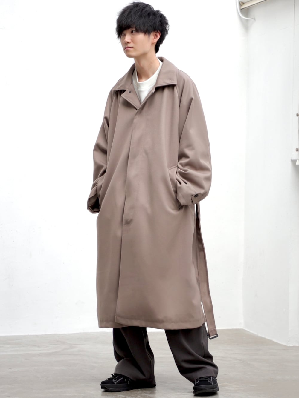 ホワイト系のスウェット、ブラック系のショルダーバッグ、ホワイト系のパンツを着用したメンズの秋コーディネートの2枚目の写真