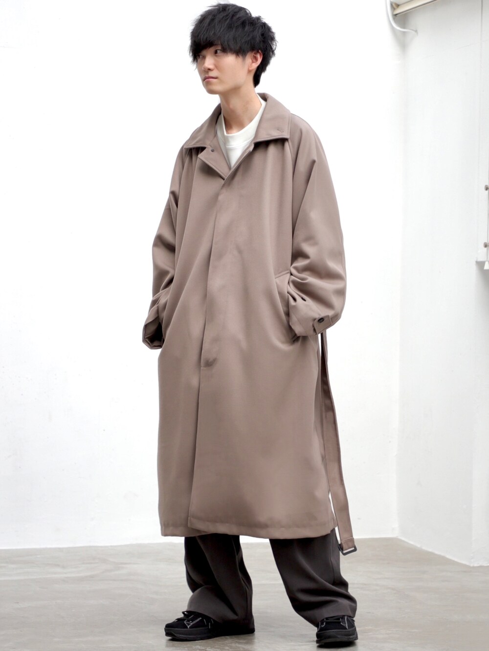 ベージュ系のその他アウター、ブラック系のショルダーバッグ、ホワイト系のスウェットを着用したメンズの冬コーディネートの2枚目の写真