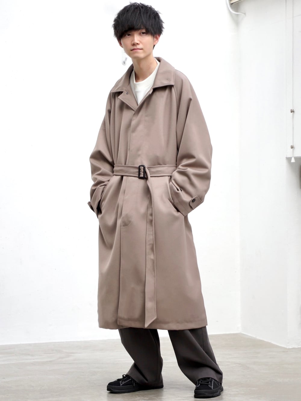 ベージュ系のその他アウター、ブラック系のショルダーバッグ、ホワイト系のスウェットを着用したメンズの冬コーディネートの3枚目の写真