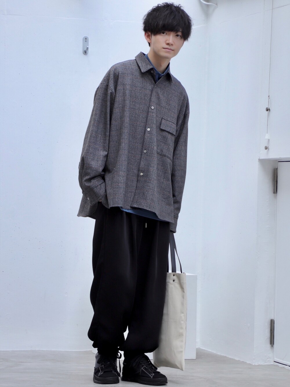 グレー系のシャツ/ブラウス、ブルー系のTシャツ/カットソー、ブラック系のその他パンツを着用したメンズの秋コーディネートの2枚目の写真