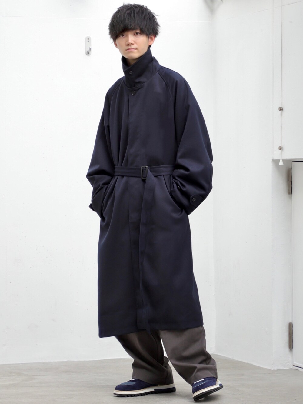 ブルー系のその他アウター、ホワイト系のスウェット、グレー系のその他パンツを着用したメンズの冬コーディネートの2枚目の写真