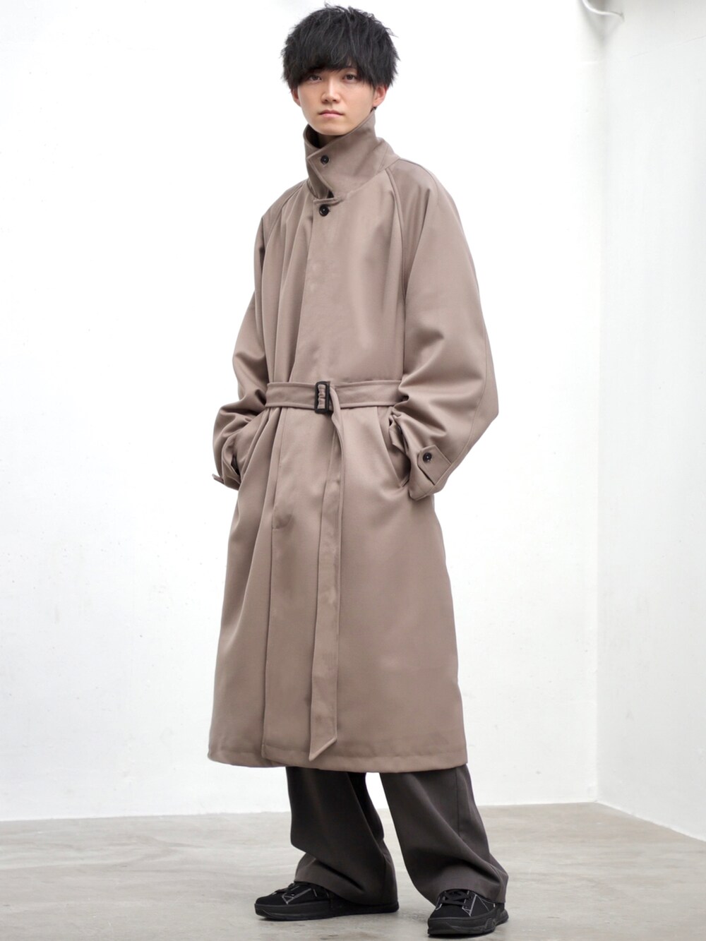 ホワイト系のスウェット、ブラック系のショルダーバッグ、ホワイト系のパンツを着用したメンズの秋コーディネートの4枚目の写真