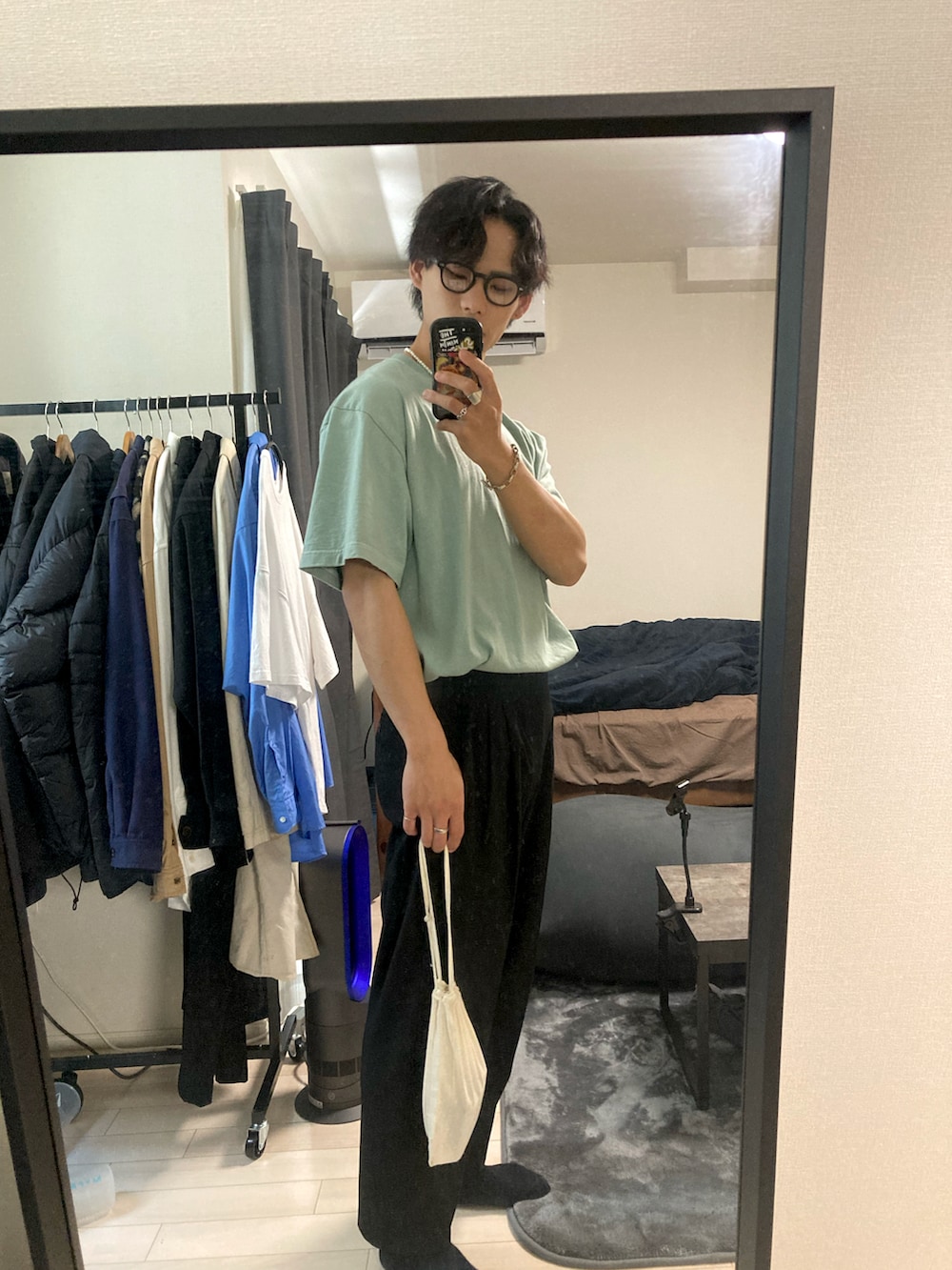 「休日スタイル、メンズコーデ、夏コーデ、Tシャツ、メガネ男子、UNIQLO、黒スラックス」｜「theoryのアイテム（スラックス、ブラック系）」を使った、なたでーさん（メンズ・180cm）の秋コーディネートの2枚目の写真