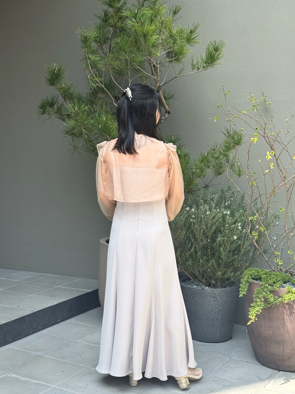 グレー系のドレスを着用したレディースの春コーディネートの2枚目の写真